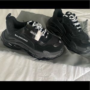 Brand new sneakers size 37 , fit me small . Never worn